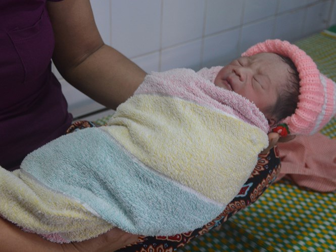 Ch&aacute;u b&eacute; sơ sinh vừa lọt l&ograve;ng mẹ đ&atilde; bị bỏ rơi hiện đang được chăm s&oacute;c tại Bệnh viện đa khoa khu vực Quảng Nam