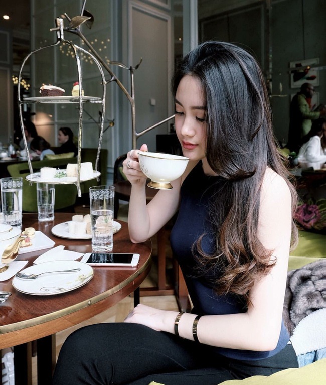 Cô nói rành rọt 4 ngôn ngữ Lào, Việt, Anh, Thái. Từ khi còn tuổi teen, Chi Chi đã nổi danh khắp nước Lào bởi nét xinh xắn, dễ thương đúng chất hot girl. Và hiện tại, khi đã 19 tuổi, cô sở hữu vẻ ngoài càng ngày càng rạng rỡ và cực kỳ sang chảnh.