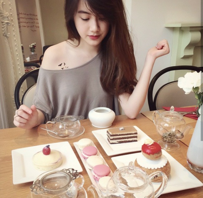 Đó chính là hot girl Phoiphailin Sivilay (sinh năm 1997), có nickname là Chichi Svl, bố mẹ đều là người Việt Nam. Tên tiếng Việt của cô nàng là Nguyễn Mai Chi. 