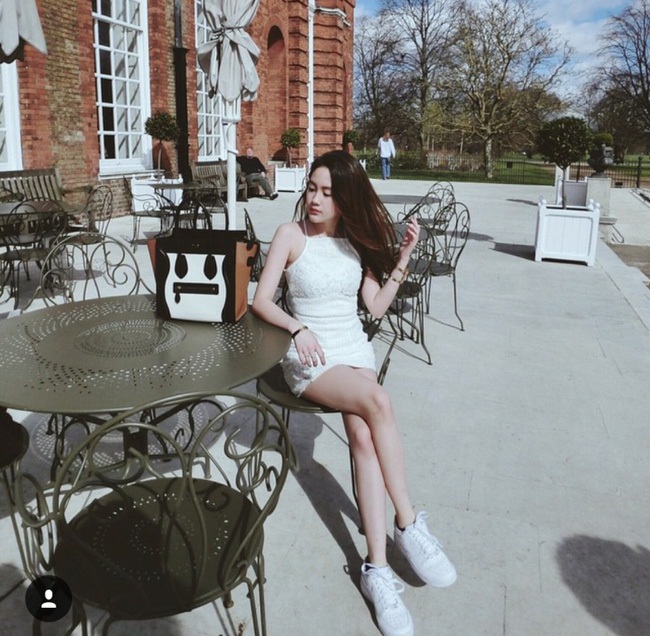 Nhưng sau khi xem xong loạt ảnh dưới đây, bạn sẽ bị bất ngờ bởi nhan sắc của cô hot girl nổi tiếng nước Lào này. Một điều đặc biệt hơn nữa, cô gái này gốc Việt 100%.