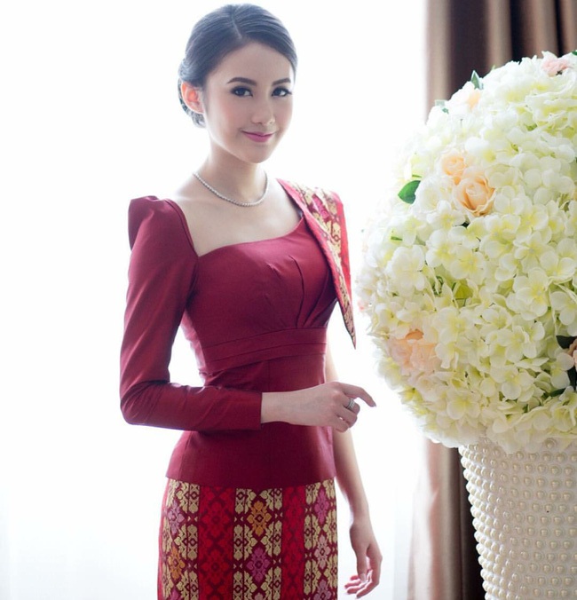 Chi Chi từng học tại trường quốc tế Groly (Lào), sau đó sang Anh du học. Hiện tại, cô đang làm việc tại Anh. Lướt qua Instagram của Chi Chi, ai cũng phải trầm trồ trước nhan sắc và cuộc sống sang chảnh của cô. 