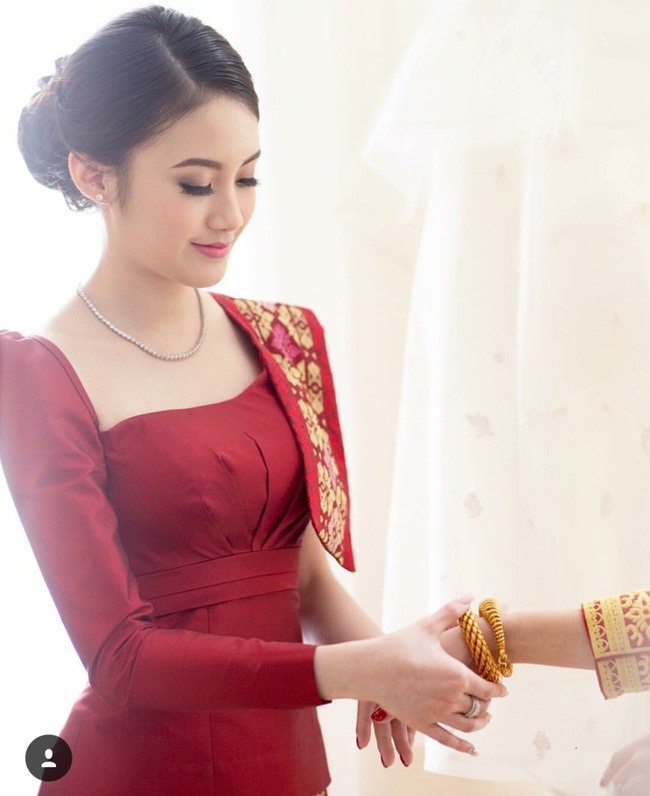 Có thể thấy, cô đi du lịch khắp mọi nơi, ở những resort khách sạn đắt tiền, xài túi hiệu, gương mặt lúc nào cũng make up cẩn thận, mái tóc và trang phục được chăm chút kỹ càng. Chính vì vậy, Instagram của Chi Chi đang có hơn 300.000 người theo dõi.