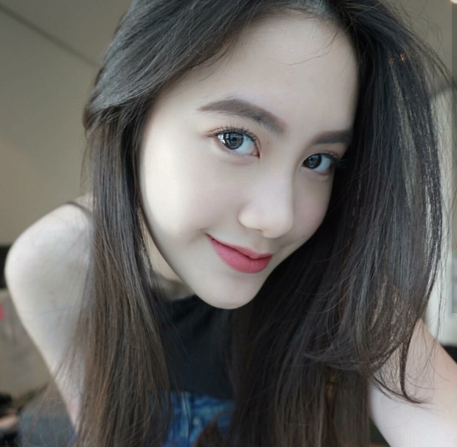 Không chỉ xinh đep, mà Chi Chi còn có body khá hấp dẫn, nhưng theo style mềm mại, kín đáo chứ không nóng bỏng như trào lưu hiện nay.