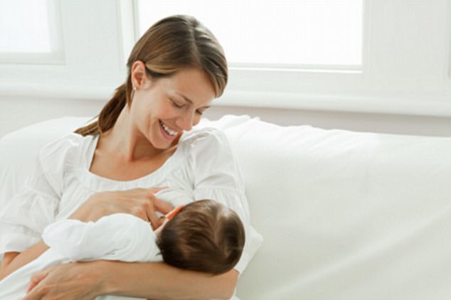 Cho con b&uacute; bằng sửa mẹ c&oacute; thể giảm nguy cơ bị ung thu nội mạc tử cung