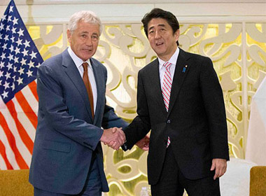 &Ocirc;ng Hagel v&agrave; Thủ tướng Nhật Bản Shinzo Abe