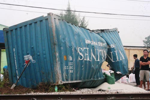 Thùng chiếc xe container bị tàu đâm văng xa khoảng 10m, gạo bay tung tóe khắp vệ đường.