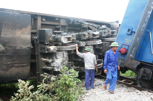 Phần đầu máy tàu hỏa bị lật nghiêng bên đường ray