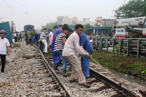 Các lực lượng chức năng đang tiến hành cứu nạn đầu máy tàu khách