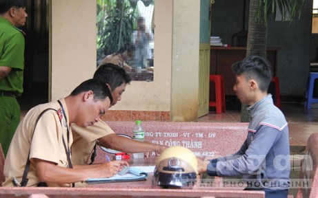 Cảnh s&aacute;t giao th&ocirc;ng lập bi&ecirc;n bản hai sinh vi&ecirc;n c&oacute; h&agrave;nh vi lạng l&aacute;ch đ&aacute;nh v&otilde;ng, &eacute;p ng&atilde; xe CSGT