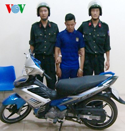 Đối tượng Mai Đức T&ugrave;ng bị lực lượng Cảnh s&aacute;t cơ động Thanh H&oacute;a bắt giữ