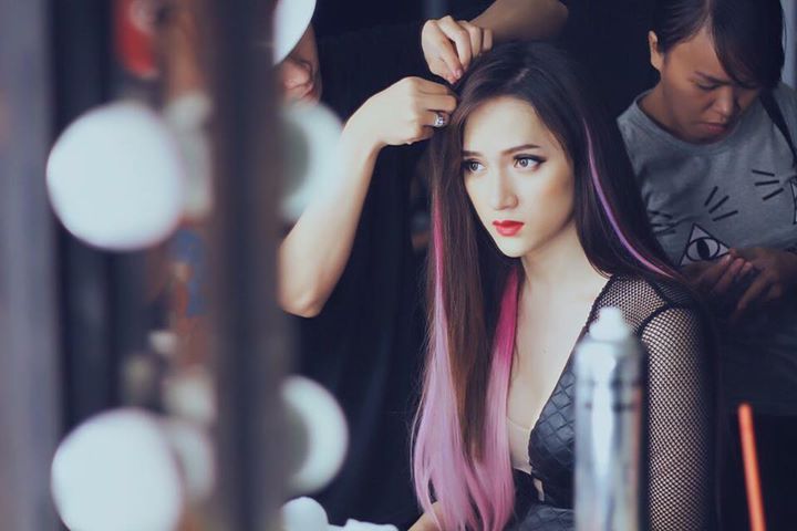 Một cảnh trong hậu trường MV Ai đẹp nhất đ&ecirc;m nay của nữ ca sĩ 
