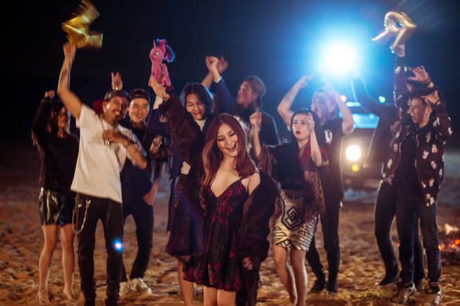 Hương Tr&agrave;m chia tay người y&ecirc;u v&igrave; qu&aacute; v&ocirc; t&acirc;m trong MV mới