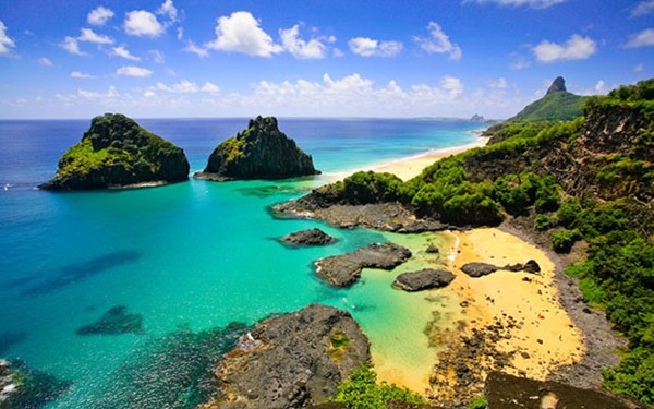 Bãi biểnPorto de Galinhas: Thường được đề cử là một trong những bãi biển đẹp nhất ở Brazil, Porto de Galinhas có nước trong tới mức có thể nhìn rõ đàn cá bơi lội bên dưới.  Khi thủy triều xuống, du khách có thể đi thuyền trên các