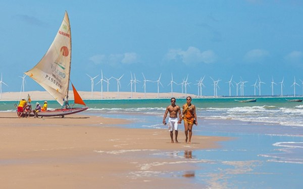 Bãi biển Canoa Quebrada. Để đi tới các cồn cát và bãi biển của Canoa Quebrada, bạn phải chạy xe 2,5 giờ đồng hồ tới phía đông nam của Fortaleza, thủ phủ của bang Cear. Một chuyến đi 30 phút trong một chiếc bè đánh cá bằng gỗ lênh đênh ngoài khơi dành cho du khách có giá 5$.