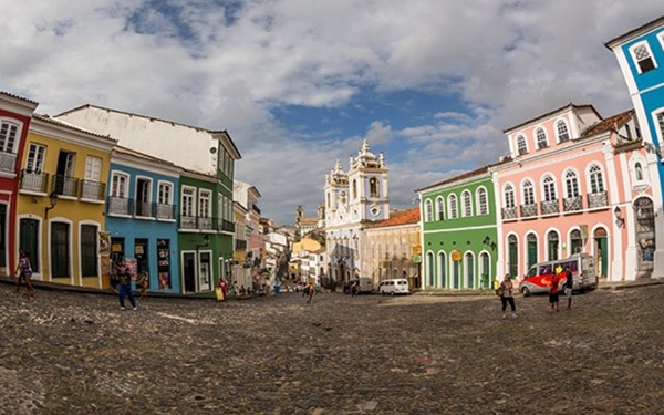 Khu phố Pelourinho là trung tâm lịch sử của thành phố Salvador trong tiểu bang Bahia. Đường phố rất ăn ảnh với những tòa nhà màu sáng, nhiều ngôi nhà có mặt tiền bằng vữa thô sơ. Đây là nơi hội tụ của các nền văn hóa châu Âu, châu Phi và bản địa.