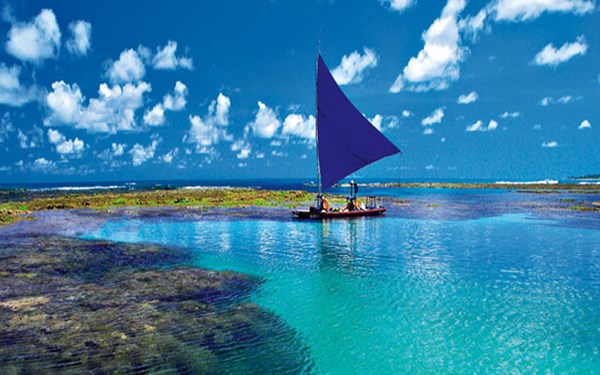 Bãi biểnPorto de Galinhas: Thường được đề cử là một trong những bãi biển đẹp nhất ở Brazil, Porto de Galinhas có nước trong tới mức có thể nhìn rõ đàn cá bơi lội bên dưới.  Khi thủy triều xuống, du khách có thể đi thuyền trên các