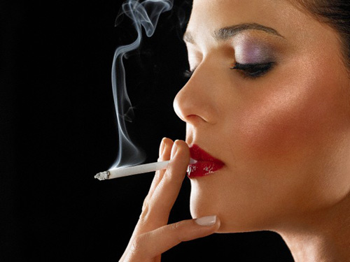 H&uacute;t thuốc c&oacute; thể g&acirc;y v&ocirc; sinh ở phụ nữ 