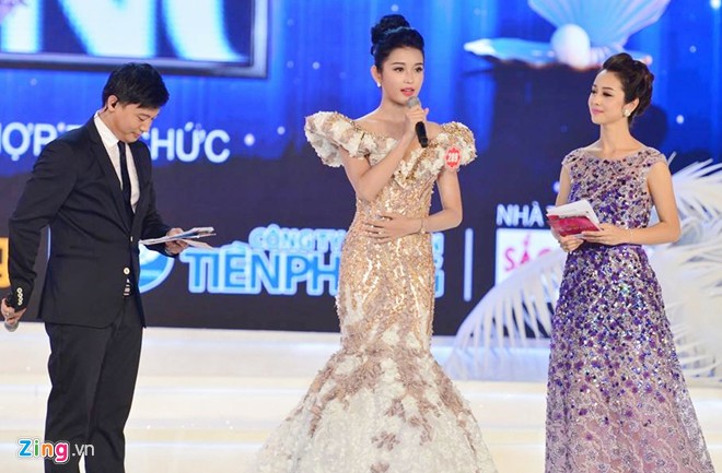 Thí sinh Huyền My trả lời ứng xử cuối cùng. Cô cũng đạt giải Người đẹp có Trang phục dạ hội đẹp nhất