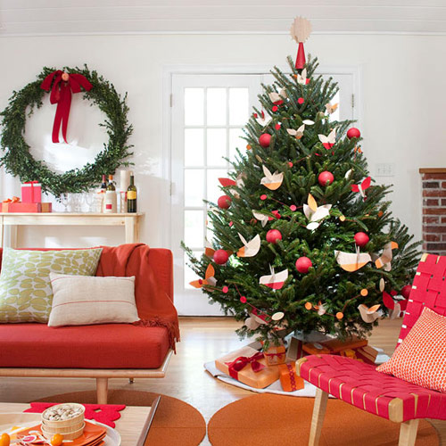 C&aacute;ch trang tr&iacute; c&acirc;y th&ocirc;ng Noel hiện đại thường l&agrave;m nổi bật được vẻ đẹp tự nhi&ecirc;n của c&acirc;y th&ocirc;ng