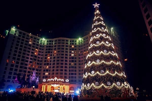 Để phục vụ nhu cầu chụp ảnh đ&ecirc;m Noel, Times City năm nay được trang ho&agrave;ng lộng lẫy hơn hẳn mọi năm