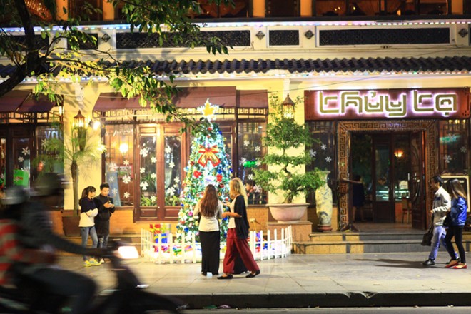 Nếu c&oacute; dự định đi chụp ảnh Noel ở H&agrave; Nội, nh&agrave; h&agrave;ng Thủy Tạ sẽ l&agrave; một lựa chọn hấp dẫn