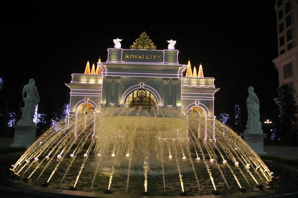 Địa điểm chụp ảnh Noel ở H&agrave; Nội l&yacute; tưởng nhất l&agrave; khu đ&ocirc; thị Royal City