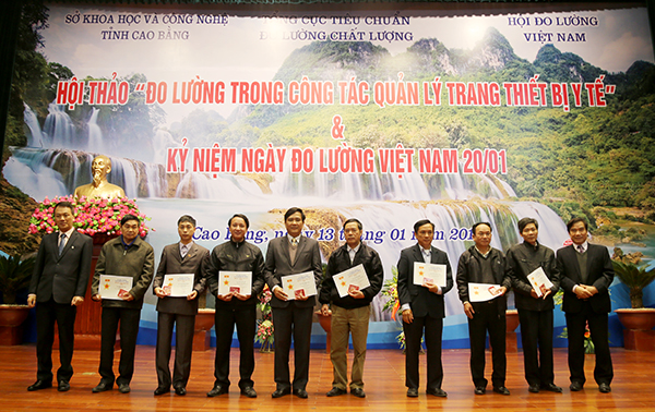 Trao kỷ niệm chương v&igrave; sự nghiệp Đo lường cho c&aacute;c đơn vị