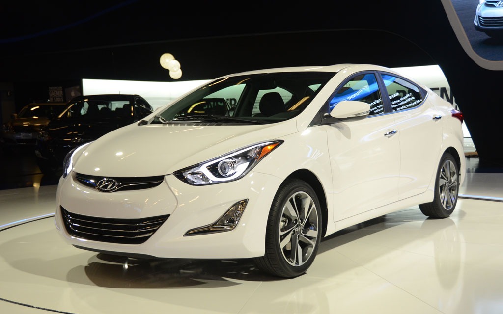 Huyndai Elantra 2015 sở hữu thiết kế ngoại thất t&aacute;o bạo đầy mạnh mẽ v&agrave; thanh lịch của 