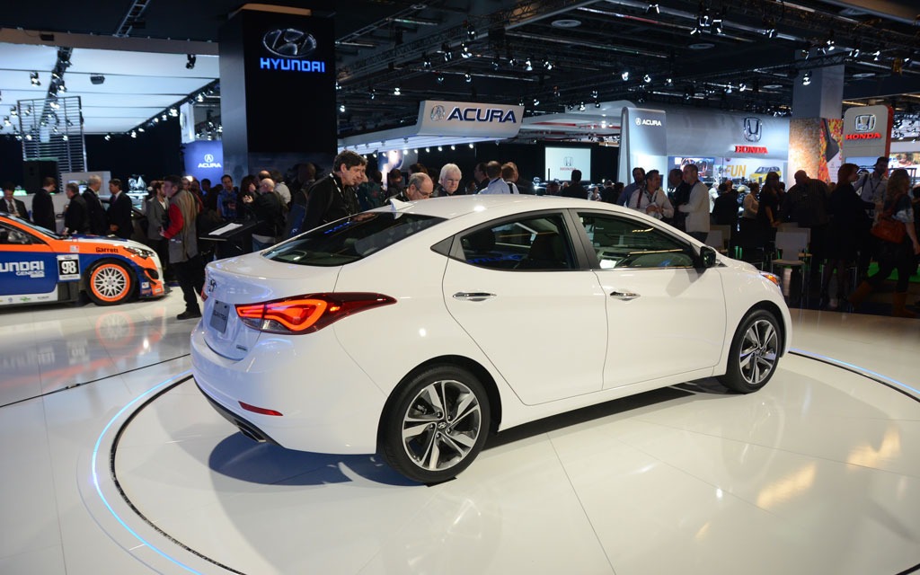 Động cơ của xe Hyundai Elantra 2015 thế hệ mới đ&atilde; lột x&aacute;c với sự cải thiện to&agrave;n diện về kỹ thuật