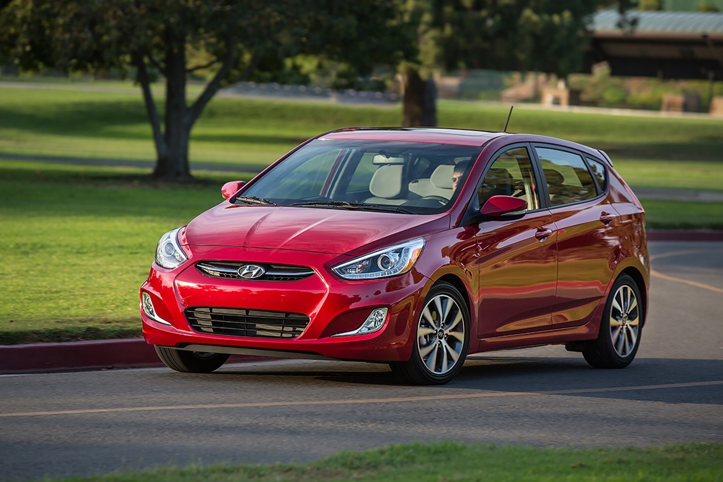 Hệ thống chống b&oacute; cứng phanh (ABS) gi&uacute;p cho cả Hyundai Elantra v&agrave; Huyndai Accent đều đạt độ an to&agrave;n khi v&agrave;o cua