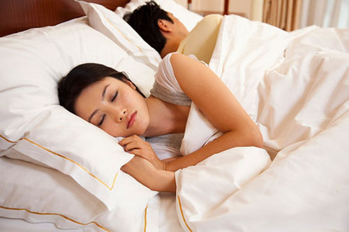 Nam giới đừng n&ecirc;n đ&aacute;nh mất vai tr&ograve; chủ đạo trong đ&ecirc;m t&acirc;n h&ocirc;n