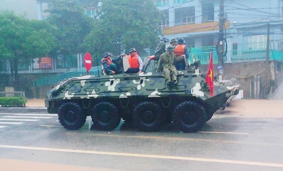 Xe lội nước cứu lũ Quảng Ninh