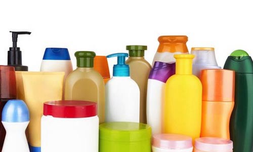 Dầu gội đầu khi tiếp x&uacute;c với da mặt c&oacute; thể l&agrave;m l&agrave;m l&atilde;o h&oacute;a da nhanh