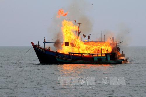 Một t&agrave;u c&aacute; Malaysia bị đ&aacute;nh ch&igrave;m tại khu vực ngo&agrave;i khơi Belawan, ph&iacute;a Đ&ocirc;ng đảo Sumatra, Indonesia ng&agrave;y 18/8/2015
