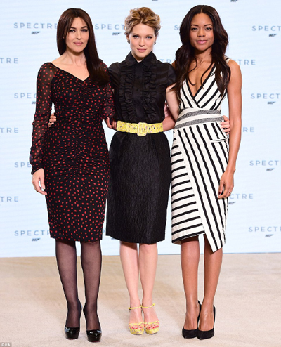 Naomie Harris c&ugrave;ng hai n&agrave;ng 