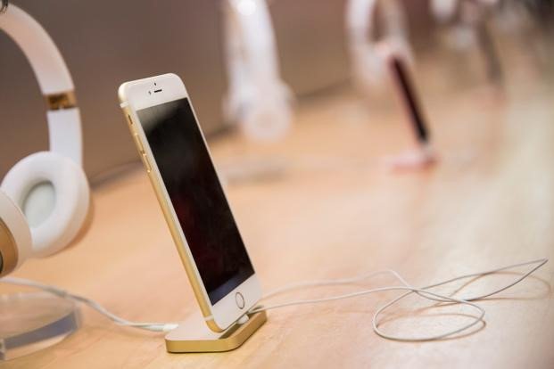 Apple được cho l&agrave; đang ph&aacute;t triển đến 3 phi&ecirc;n bản iPhone 7