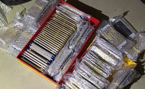 Điện thoại Iphone giả nhìn bóng loáng như hàng thật Điện thoại Iphone giả nhìn bóng loáng như hàng thật