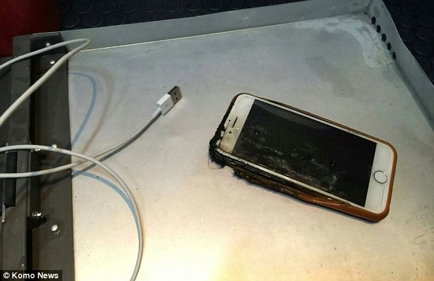 iPhone 6 đột nhi&ecirc;n bốc ch&aacute;y tr&ecirc;n m&aacute;y bay
