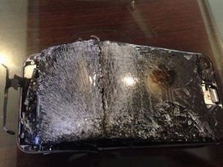 Mặt trước chiếc iPhone 6 bị ph&aacute;t nổ của anh Kishan Yadav 