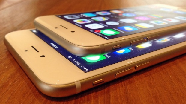 Iphone 6 Plus m&agrave;n h&igrave;nh 5.5 inch đặt dưới chiếc Iphone 6 4,7 inch của Apple