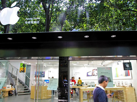 Ngo&agrave;i những chiếc iPhone giả như thật, nhiều cửa h&agrave;ng tại Trung Quốc c&ograve;n nh&aacute;i Apple Store