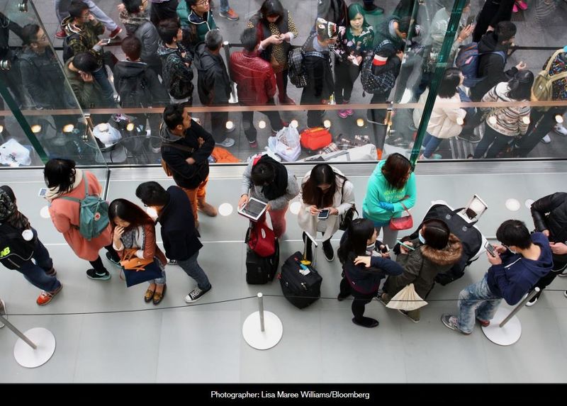 H&agrave;ng d&agrave;i kh&aacute;ch h&agrave;ng đợi chờ được mua Iphone 6