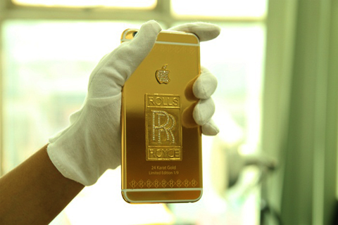Iphone 6 plus được đính 115 viên kim cương với trị giá hơn 200 triệu đồng. Iphone 6 plus được đính 115 viên kim cương với trị giá hơn 200 triệu đồng.