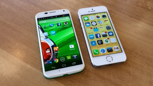 Tại Việt Nam hiện nay, iPhone 6 c&oacute; gi&aacute; khoảng 18 triệu đồng, Galaxy S5 c&oacute; giả khoảng 13 triệu