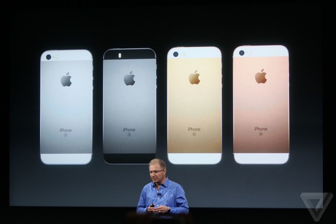 Buổi ra mắt iPhone SE l&uacute;c 0h ng&agrave;y 22/3