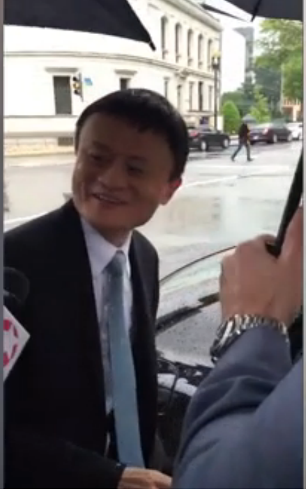 Tỷ ph&uacute; Jack Ma khi rời Nh&agrave; Trắng sau cuộc gặp b&iacute; mật với Tổng thống Obama. Ảnh: Washington Post