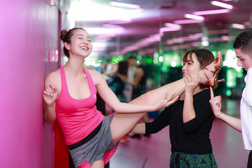 Jennifer Phạm rạng rỡ b&ecirc;n cạnh bạn nhảy điển trai