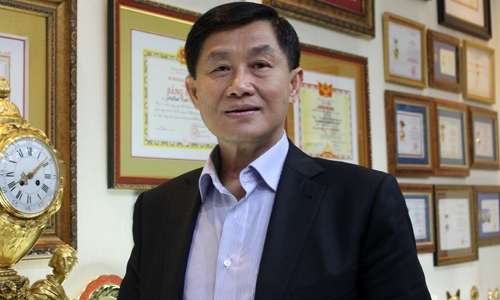Năm 2013 &ocirc;ng Johnathan Hạnh Nguyễn nhận được tấm bằng khen thưởng của Bộ Ngoại giao. Ảnh: Kiến thức