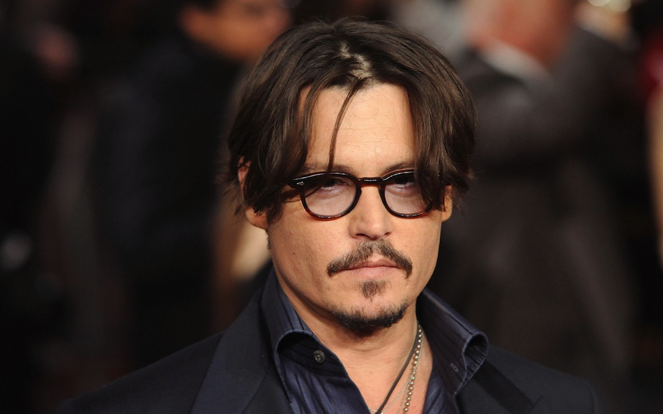 Johnny Deep nói với phóng vi&ecirc;n tại Tokyo rằng anh bị quỷ hút máu Chupacabra t&acirc;́n c&ocirc;ng. Ảnh HuffingtonPost