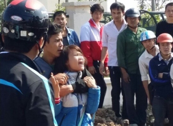 d&iacute; dao v&agrave;o cổ người y&ecirc;u khống chế